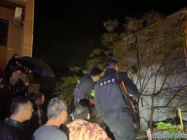 200斤野猪闯民宅被民警击毙 特警精确射击保吉祥